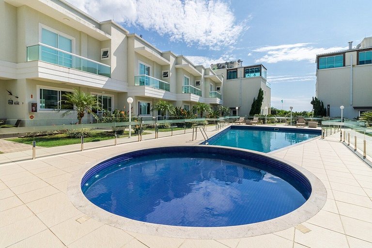 Sobrado 🏖️ Pé na Areia 🏖️ Piscina, Wi-Fi & 2 Vagas