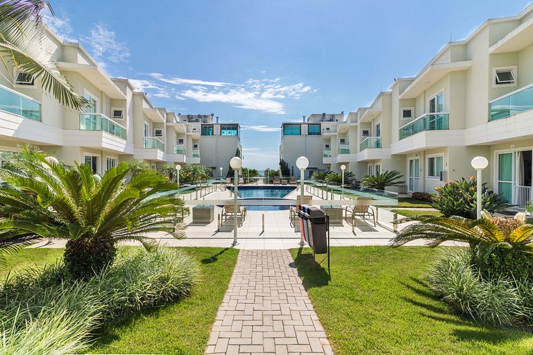Sobrado 🏖️ Pé na Areia 🏖️ Piscina, Wi-Fi & 2 Vagas