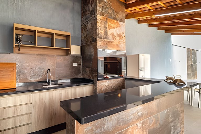 Incrível Casa Ampla com Piscina e Churrasqueira!